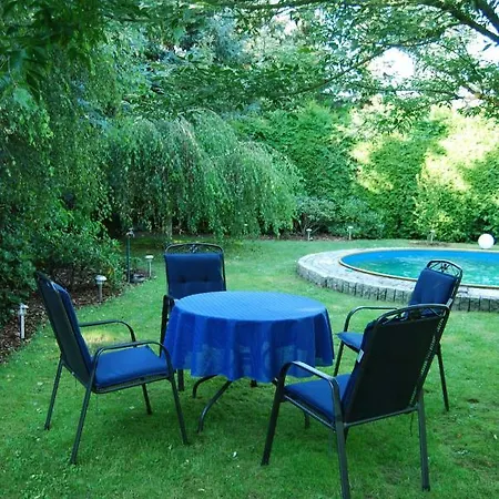 度假居 Aronia Warlow