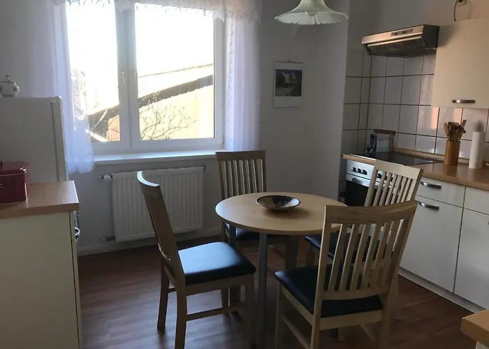 Nyaraló Aronia Warlow